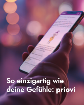 Ein Smartphone in einer Hand, auf dem die priovi-App geöffnet ist.